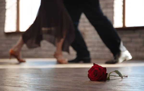 Couple de danse senior rusé dansant le tango à la salle de bal — Photo