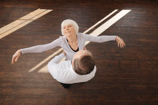Счастливая старшая пара, танцующая в танцевальной студии — стоковое фото