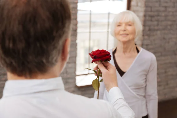 Homem resoluto expressando amor a sua esposa no salão de baile — Fotografia de Stock