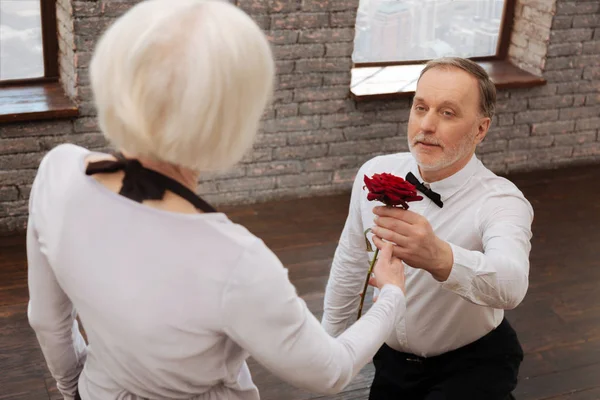 Charmante man uitdrukken Liefde aan de vrouw in de balzaal — Stockfoto