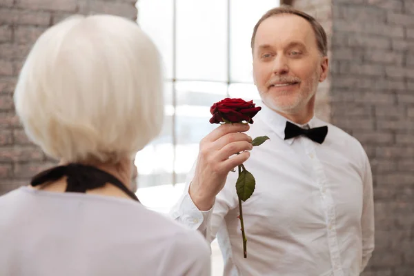 Bonito homem velho dançando com a mulher envelhecida no salão de baile — Fotografia de Stock