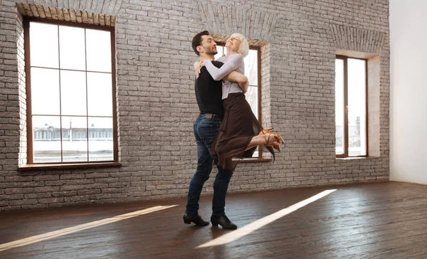 Ισχυρό χορού καναπέ Χορεύοντας με τη γριά στο ballroom — Φωτογραφία Αρχείου