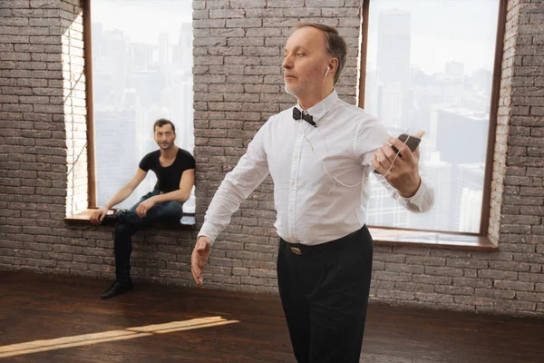 Homem aposentado confiante se apresentando no estúdio de dança — Fotografia de Stock