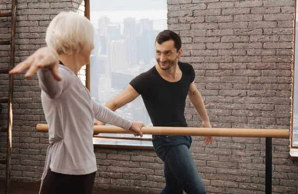 Uśmiechający się instruktor tańca nauczania emeryt w studio tańca — Zdjęcie stockowe