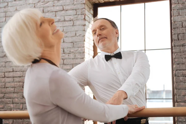 Романтические пенсионеры танцуют в танцевальной студии — стоковое фото