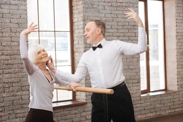 Активні витончені пенсіонери танцюють в художній студії — стокове фото