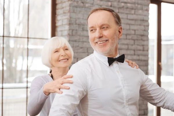 Позитивная стареющая танцевальная пара выступает в танцевальной студии — стоковое фото