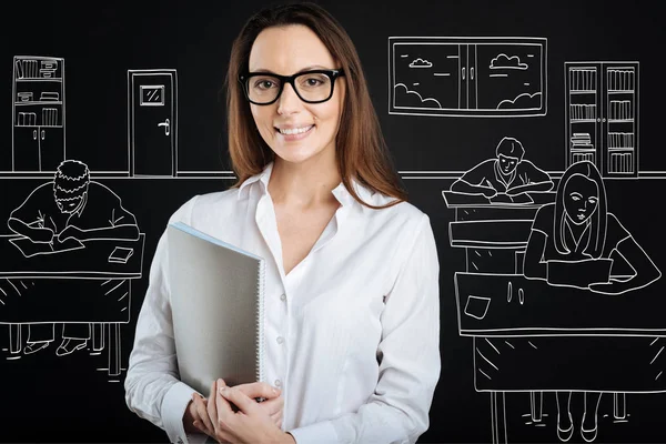 Profesora sonriente profesional realizando una lección — Foto de Stock