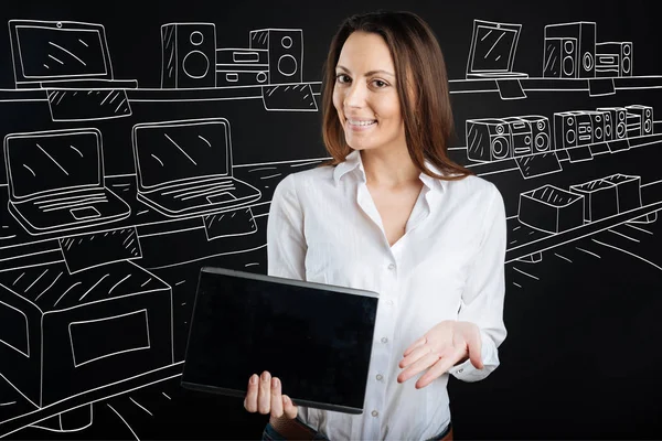 Cheerful consultant selling tablets — Stock Photo, Image