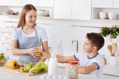 Sağlıklı bir kahvaltı neşeli kardeşler