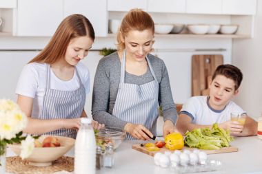 Annelerin çocukları ile yemek