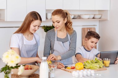 Hoş anne çocukları ile yemek
