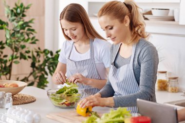 Pozitif anne ve kızı yemek sebze salata