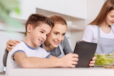 Pozitif anne mutfakta oğluyla tablet kullanma