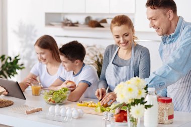 Neşeli mutlu anne yemek