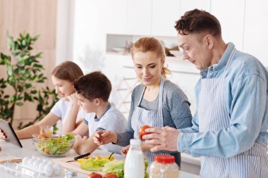 Mutfakta birlikte keyifli aile restign