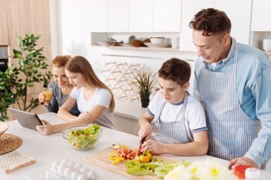Küçük pozitif çocuk babası ile pişirme