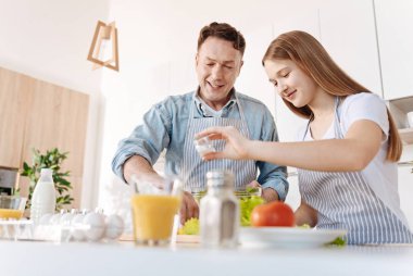 Pozitif kız ve carign babası yemek sebze salata