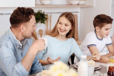 Neşeli kardeşler babaları ile akşam yemeği