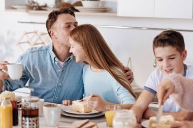Mutfakta otururken sevgi dolu aile dostu