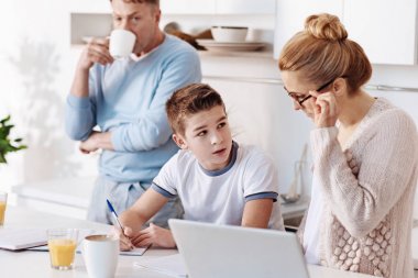 Sıkı Anne oğlunu kontrol