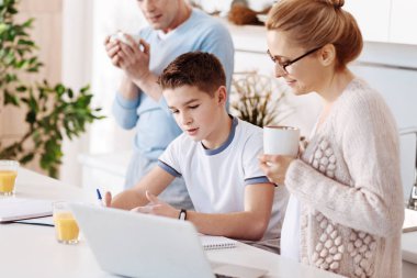 Şefkatli anne oğlunun ev ataması denetleme