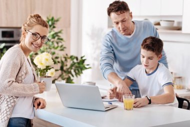 Yardımsever baba oğlu eve yardımcı oluyorlar