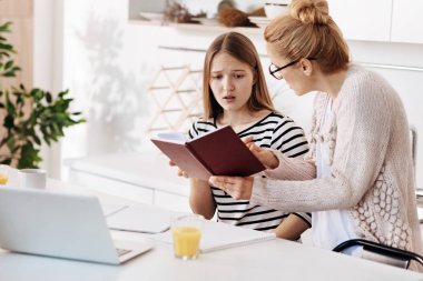 Şefkatli anne kızı kötü işaretleri için azar