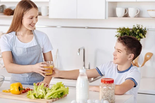 Позитивні молоді брати і сестри стоять на кухні — стокове фото