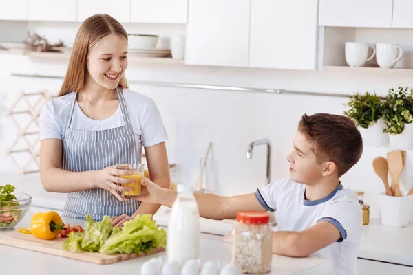 Sağlıklı bir kahvaltı neşeli kardeşler