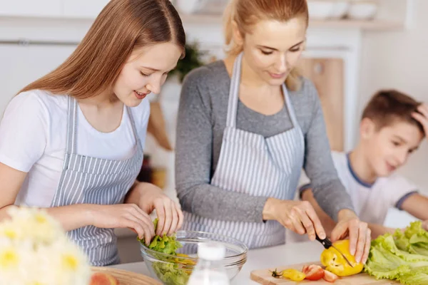 Hoş annelerin çocukları ile yemek salata — Stok fotoğraf