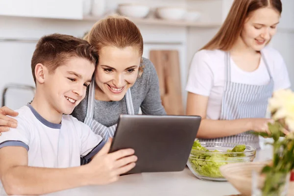 Familia positiva de padres solteros descansando en la cocina —  Fotos de Stock