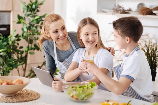 Счастливая семья с одним родителем отдыхает на кухне — стоковое фото