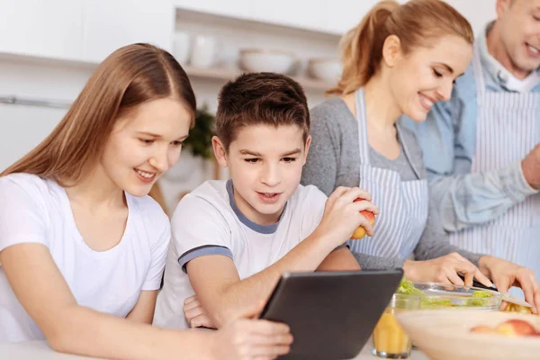 Positiva cucina familiare completa insieme — Foto Stock