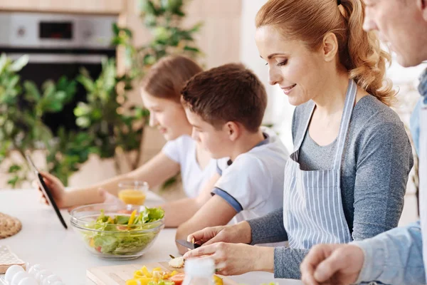 Hoş sevgi dolu aileler çocukları için yemek salata — Stok fotoğraf