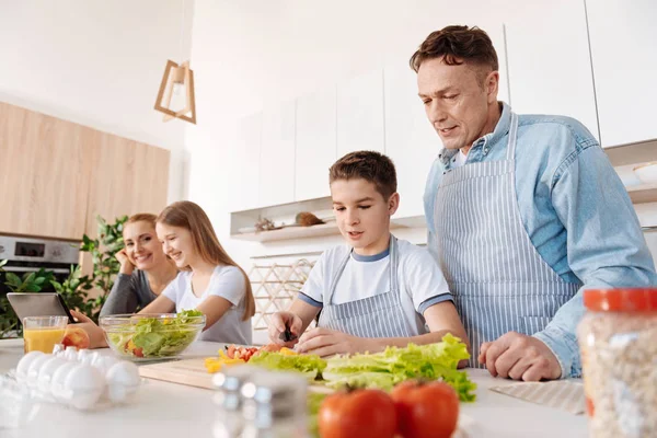 Geconcentreerde jongen koken met zijn vader — Stockfoto