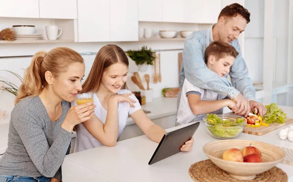 Przyjemny pełne rodziny wspólnie spędzać czas w kuchni — Zdjęcie stockowe