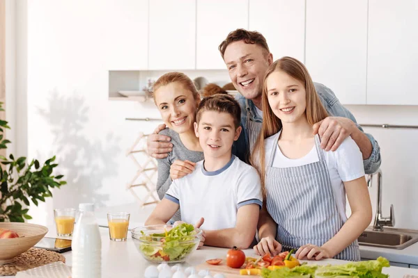 幸せな一緒に台所で家族の立っている笑顔 — ストック写真