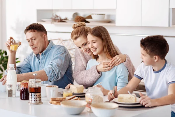 Família agradável tomando café da manhã na cozinha — Fotografia de Stock