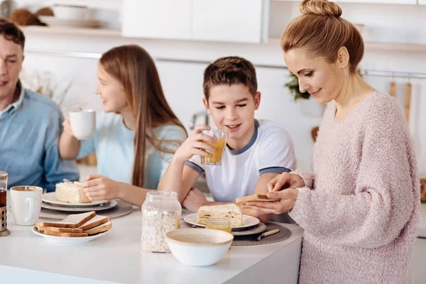 Família amigável positivo ter café da manhã saboroso — Fotografia de Stock