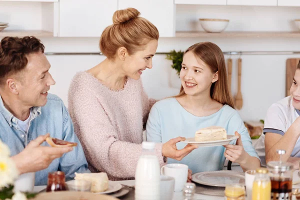 Positieve familie ontbijten in de keuken — Stockfoto