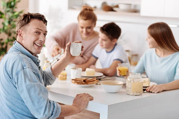 Cheeful man med frukost med sin familj — Stockfoto