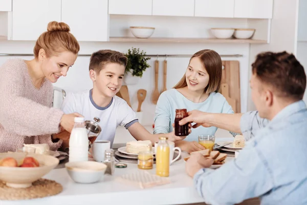 Agradável família positiva tendo refeição da manhã juntos — Fotografia de Stock