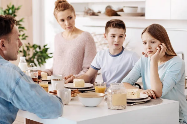 Cuidando hermano apoyando a su hermana malhumorada — Foto de Stock