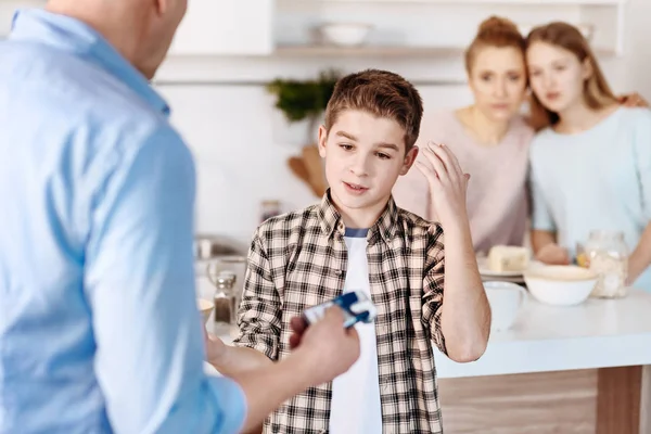 Serious caring father punishing his little son — Stock Photo, Image