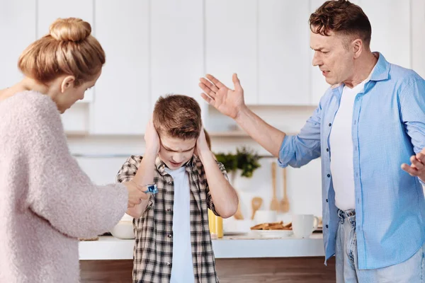 Genitori premurosi rimproverano il figlio per il fumo — Foto Stock