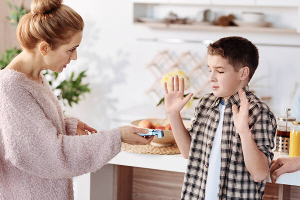 Разочарованная заботливая мать предупреждает сына
