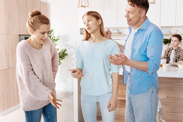 Strikte ouders hun tienerdochter scolding — Stockfoto