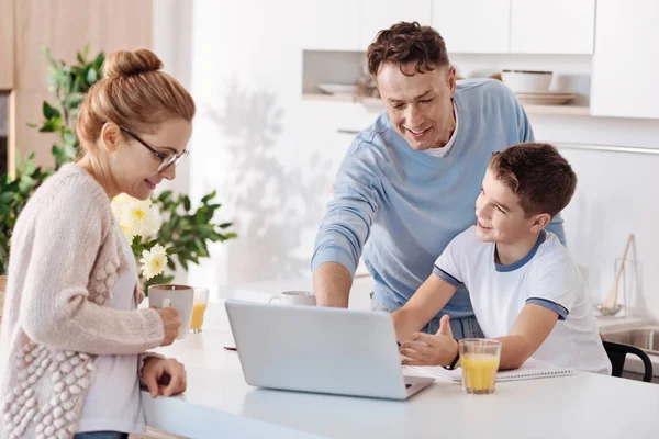 Pai e filho fazendo lição de casa juntos na cozinha — Fotografia de Stock