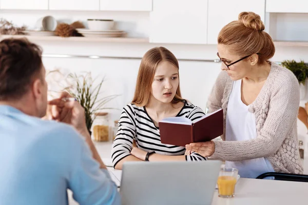 Estricta madre comprobando las marcas de su hija — Foto de Stock